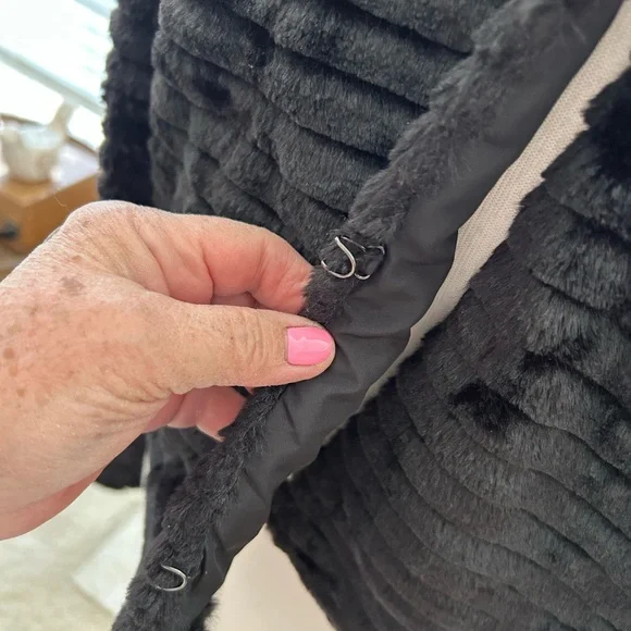 Betsey Johnson Cropped Black Teddy Jacket - Picture 6 of 12